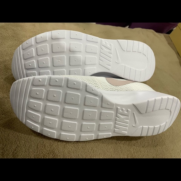 BNIB Nike Women’s White Tanjuns - Picture 2 of 4